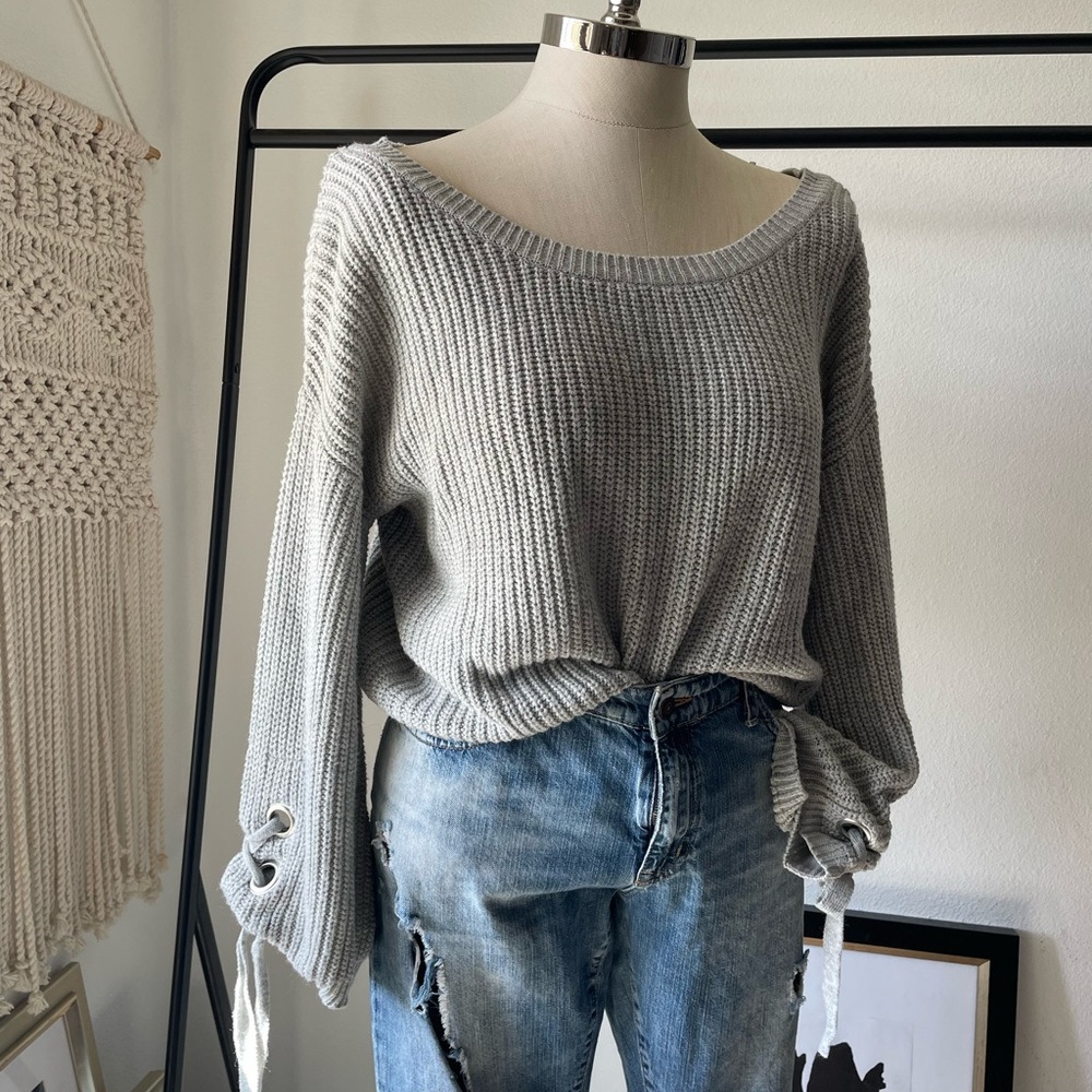 Grey pullover knit sweater. - Picture 2 of 4